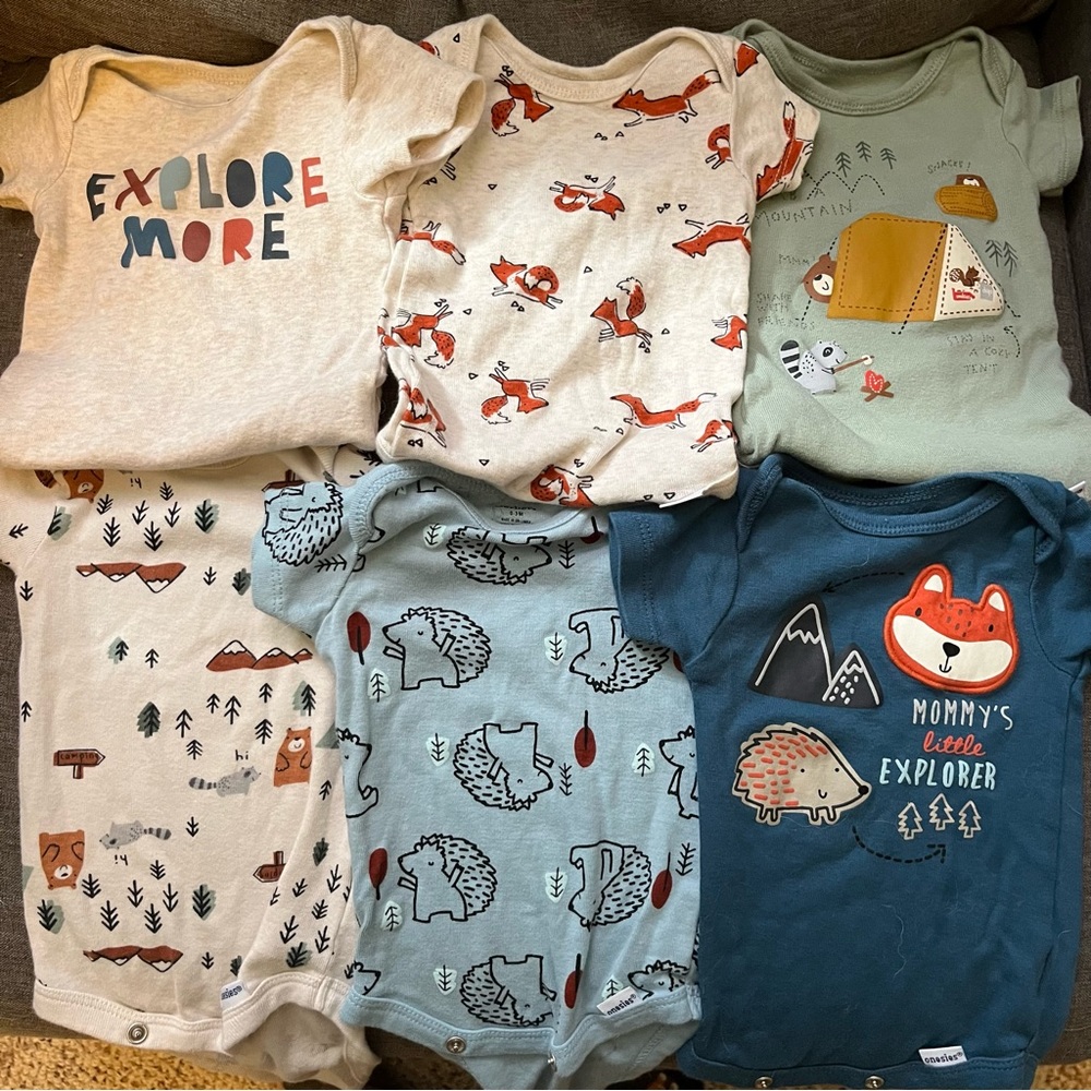 Gerber 0-3 month baby onesies (6)